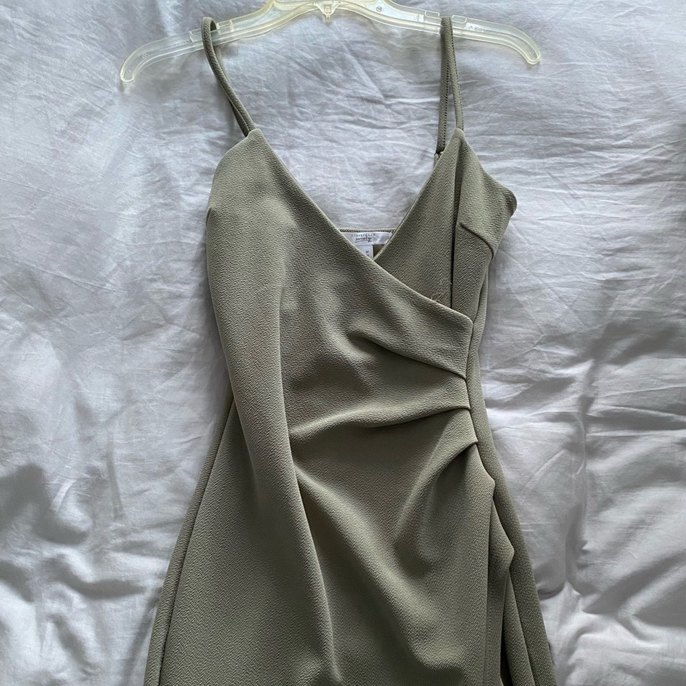 BEAUTIFUL OLIVE GREEN MIDI DRESS😍